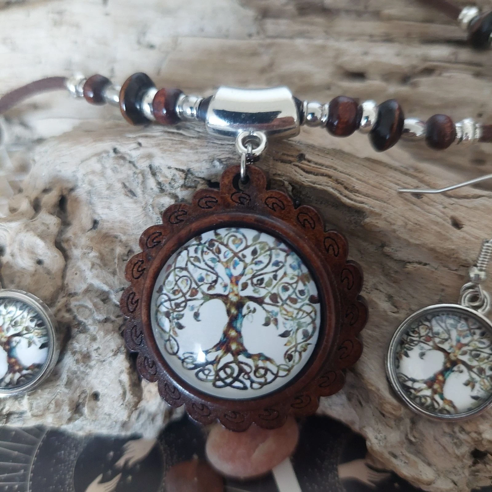 Parure boho mística, cabochón de madera árbol de la vida, collar largo de chocolate con múltiples perlas – photo 4